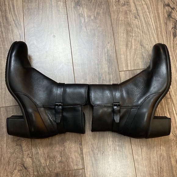 EUC Ecco Black Leather Block Heel Buckle Detail Ankle Boot Size 40 - Picture 6 of 8